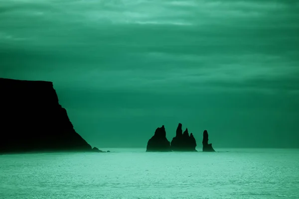 Famous Basalt Sea Stacks Reynisdrangar Rock Formations Black Sand Reynisfjar — Stock Photo, Image