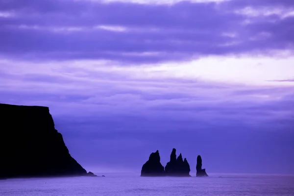 Proslulé Čedičové Moře Hromádky Reynisdrangar Skalní Útvary Černém Písku Pláže — Stock fotografie