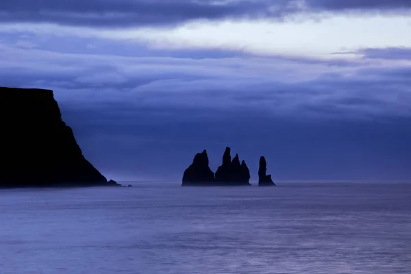 Proslulé Čedičové Moře Hromádky Reynisdrangar Skalní Útvary Černém Písku Pláže — Stock fotografie