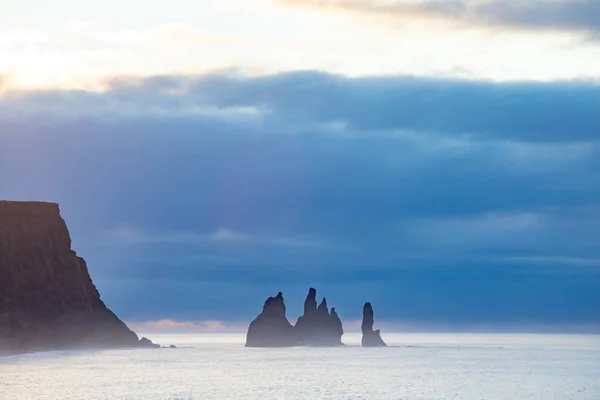 Proslulé Čedičové Moře Hromádky Reynisdrangar Skalní Útvary Černém Písku Pláže — Stock fotografie