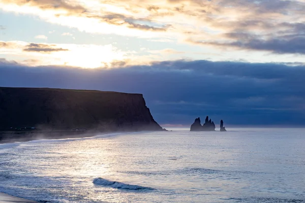 Proslulé Čedičové Moře Hromádky Reynisdrangar Skalní Útvary Černém Písku Pláže — Stock fotografie