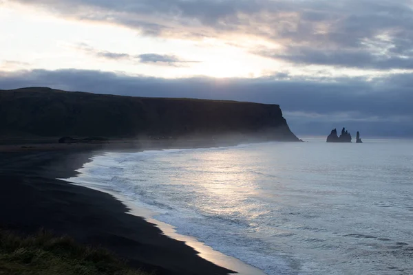 Proslulé Čedičové Moře Hromádky Reynisdrangar Skalní Útvary Černém Písku Pláže — Stock fotografie