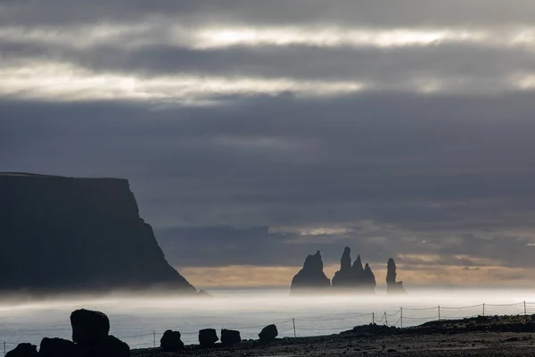 Berühmte Basaltseestapel Aus Reynisdrangar Felsformationen Schwarzen Sand Des Strandes Von — Stockfoto