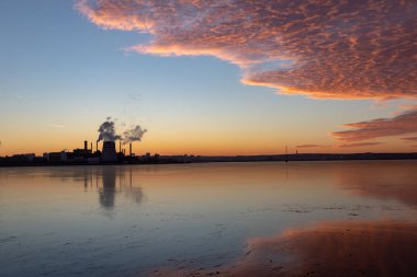 Fabrika borular atmosfere kirlilik yayan bir bakış. Çevre sorunları. Kırmızı günbatımı güneş