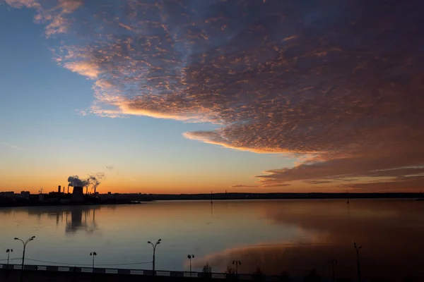工場のパイプが大気中に汚染を発光の様子環境問題 夕日の赤い太陽 — ストック写真