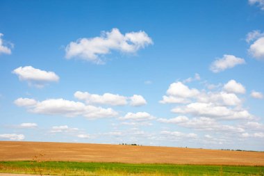 Gökyüzü ve yeşil, güzel kırsal yaz yatay