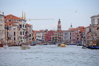 Venedik manzarası. Kanallar ve tarihi mimarisi ile güzel İtalyan şehri