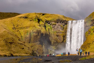 İzlanda'daki bir şelale manzarası. Su tepeden aşağıya doğru akar..