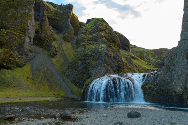 Vista Una Cascada Islandia Agua Fluye Arriba Abajo —  Fotos de Stock