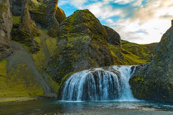 Vista Una Cascada Islandia Agua Fluye Arriba Abajo — Foto de Stock