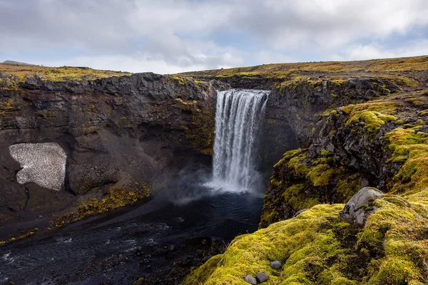 Veduta Una Cascata Islanda Acqua Scorre Dall Alto Verso Basso — Foto Stock