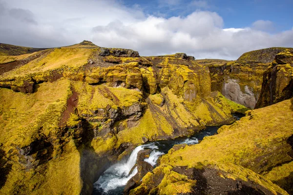 Vista Una Cascada Islandia Agua Fluye Arriba Abajo — Foto de Stock