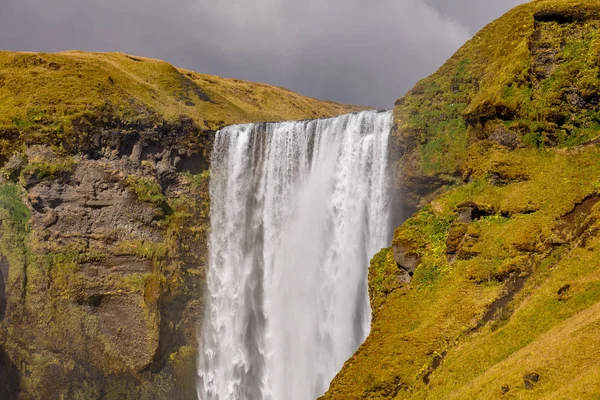 Veduta Una Cascata Islanda Acqua Scorre Dall Alto Verso Basso — Foto Stock