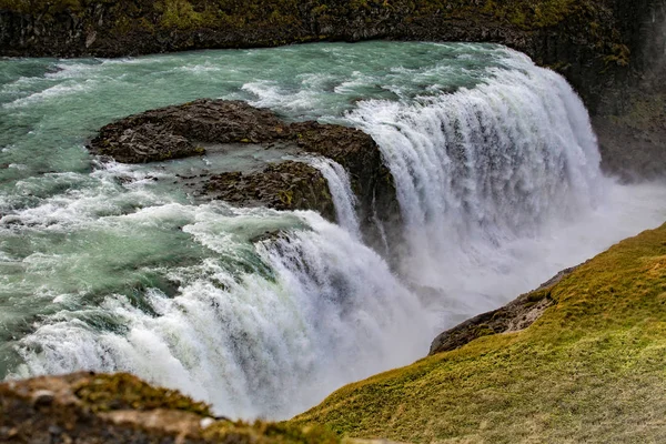 Näkymä Vesiputoukselle Islannissa Vesi Virtaa Ylhäältä Alas — kuvapankkivalokuva