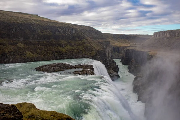 Veduta Una Cascata Islanda Acqua Scorre Dall Alto Verso Basso — Foto Stock