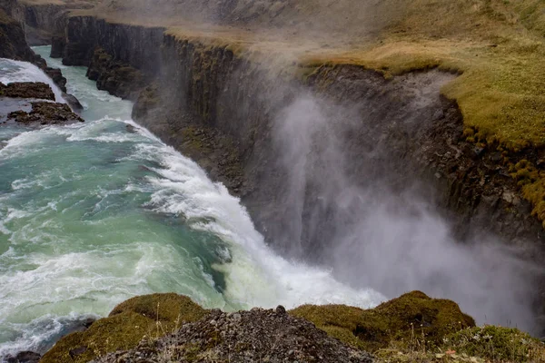 Veduta Una Cascata Islanda Acqua Scorre Dall Alto Verso Basso — Foto Stock