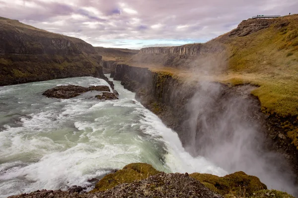 Vista Una Cascada Islandia Agua Fluye Arriba Abajo — Foto de Stock