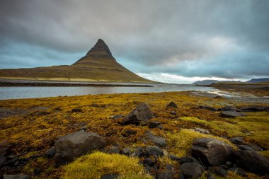 İzlanda. Kirkyufetl dağın bakan güzel yaz manzaraları