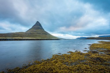 İzlanda. Kirkyufetl dağın bakan güzel yaz manzaraları