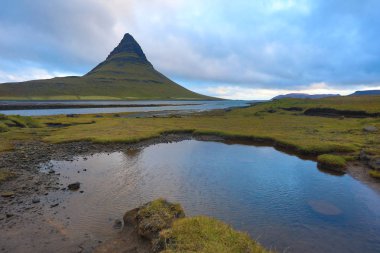 İzlanda. Kirkyufetl dağın bakan güzel yaz manzaraları