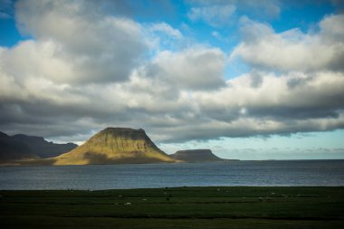 İzlanda. Kirkyufetl dağın bakan güzel yaz manzaraları
