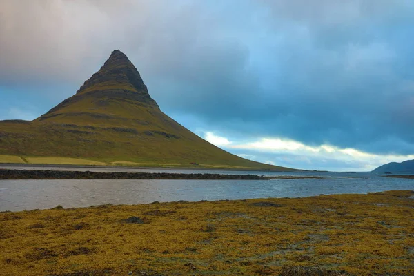 Island Krásné Letní Krajiny Výhledem Horu Kirkyufetl — Stock fotografie