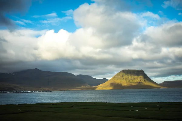 Island Krásné Letní Krajiny Výhledem Horu Kirkyufetl — Stock fotografie