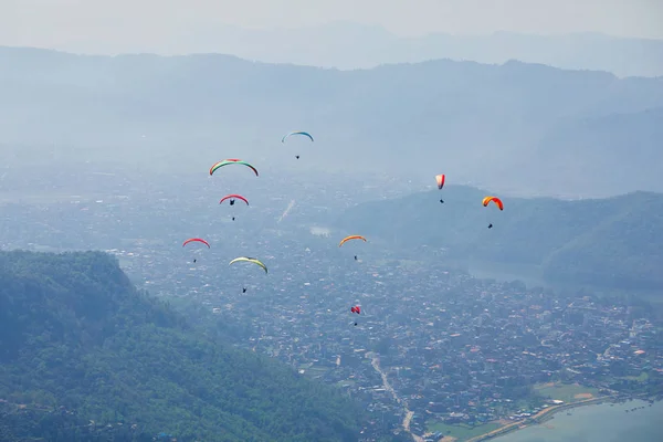 Vliegen Een Paraglider Prachtig Uitzicht Met Bergen Kleurrijke Paragliders Extreme — Stockfoto