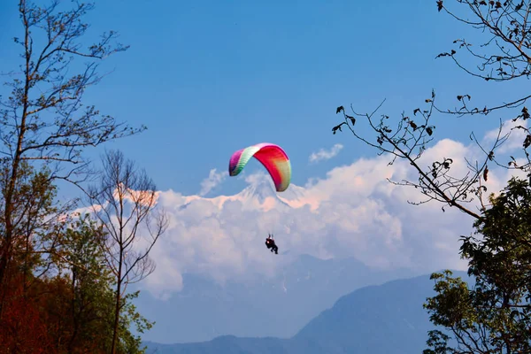 Vliegen Een Paraglider Prachtig Uitzicht Met Bergen Kleurrijke Paragliders Extreme — Stockfoto