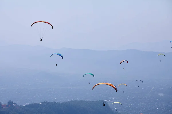 Vliegen Een Paraglider Prachtig Uitzicht Met Bergen Kleurrijke Paragliders Extreme — Stockfoto