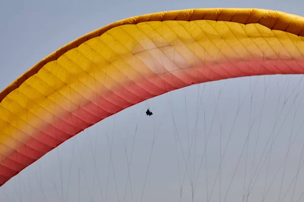 Vliegen Een Paraglider Prachtig Uitzicht Met Bergen Kleurrijke Paragliders Extreme — Stockfoto