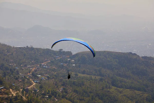 Vliegen Een Paraglider Prachtig Uitzicht Met Bergen Kleurrijke Paragliders Extreme — Stockfoto