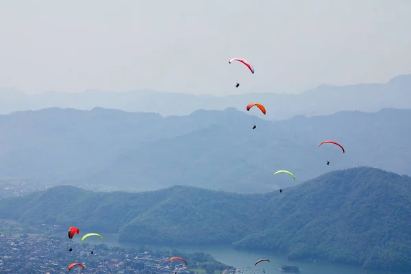 Vliegen Een Paraglider Prachtig Uitzicht Met Bergen Kleurrijke Paragliders Extreme — Stockfoto