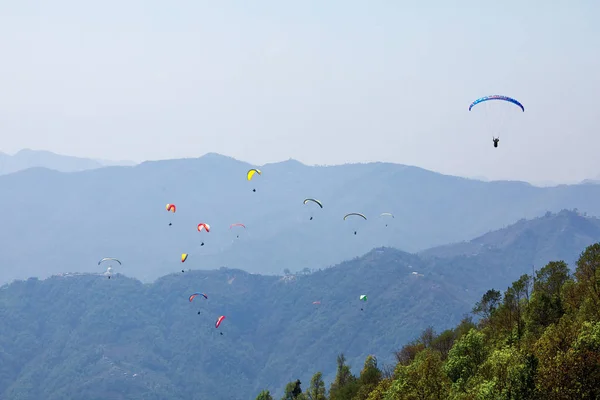 Uçan Bir Yamaçparaşütü Üzerinde Güzel Manzara Dağlar Renkli Paraşütler Ile — Stok fotoğraf