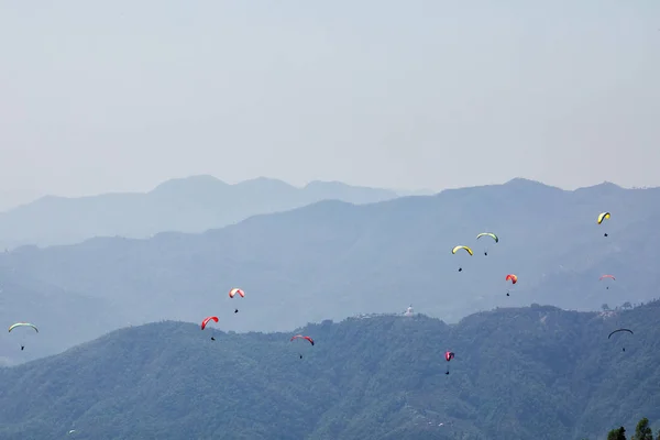 Vliegen Een Paraglider Prachtig Uitzicht Met Bergen Kleurrijke Paragliders Extreme — Stockfoto