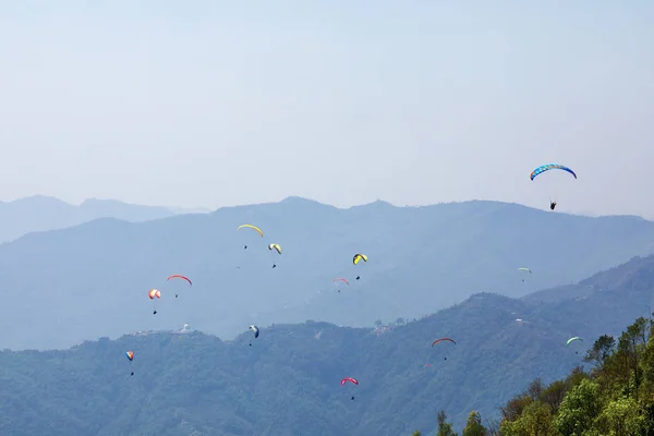Uçan Bir Yamaçparaşütü Üzerinde Güzel Manzara Dağlar Renkli Paraşütler Ile — Stok fotoğraf