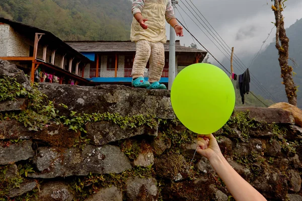 Una Mujer Joven Globos Los Niños Las Aldeas Montaña Los —  Fotos de Stock