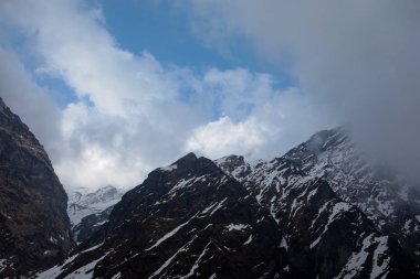 Dağlar Nepal. Güzel yaz görünüm güneş ve mavi gökyüzü bulutlu.