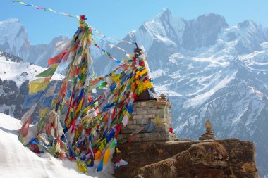 Dağlar Nepal. Güzel yaz görünüm güneş ve mavi gökyüzü bulutlu.