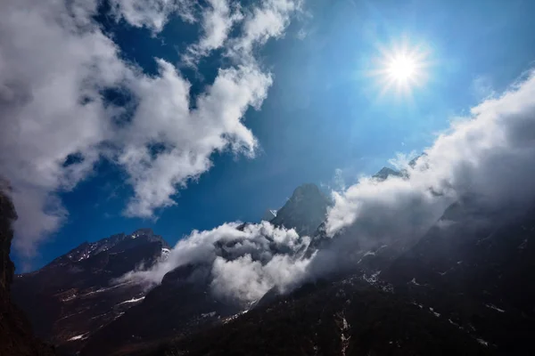 尼泊尔山区 美丽的夏日景色与太阳和蓝天云 — 图库照片
