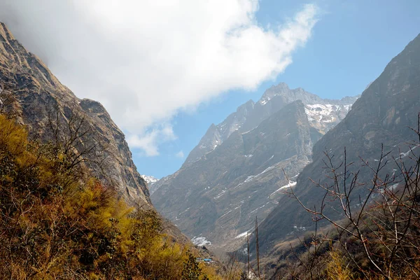 Dağlar Nepal Güzel Yaz Görünüm Güneş Mavi Gökyüzü Bulutlu — Stok fotoğraf