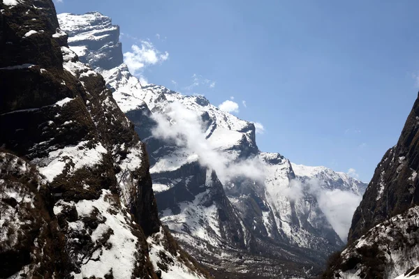 Dağlar Nepal Güzel Yaz Görünüm Güneş Mavi Gökyüzü Bulutlu — Stok fotoğraf