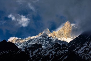 Dağ Machapuchare Nepal görünümü. Gündoğumu güneşli güzel dağ manzara