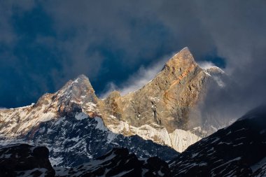 Dağ Machapuchare Nepal görünümü. Gündoğumu güneşli güzel dağ manzara