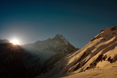 Dağ Machapuchare Nepal görünümü. Gündoğumu güneşli güzel dağ manzara