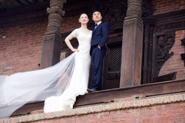 Düğün Nepal. Gelinler ve damatlar sokaklarda fotoğraflarını