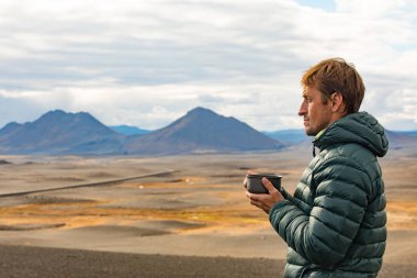 Bir adam Dağları yükseklikten hayran bırakır. Güzel bir dağ manzarası ile doğada yaz güneşli gün.