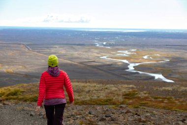 Genç kadın dağlarda seyahat