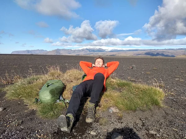 Homme Admire Les Montagnes Une Hauteur Journée Ensoleillée Été Dans — Photo