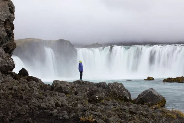 Vrouw Achtergrond Van Een Waterval Ijsland — Stockfoto